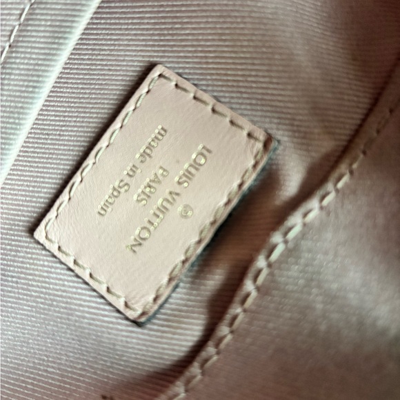 Louis Vuitton Saintonge in Rose Poudre - Picture 14 of 15